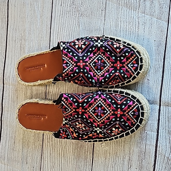 American Eagle Outfitters Shoes - EUC AE sz 8 Aztecan slip on shoes, black/pink/purple/teal/white